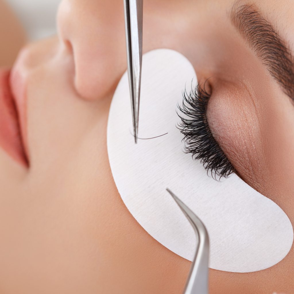 Basis Schulung Wimpernverlängerung Wimpernverlängerung Training mit Modell Praxisnahe Wimpernverlängerung Ausbildung Wimpernverlängerung Weiterbildung für Kosmetikerinnen Wimpernverlängerung Schulung für Anfänger Wimpernverlängerung Fortbildung für Profis Einzeltraining Wimpernverlängerung Wimpernverlängerung Kleber richtig anwenden Lash Schulung mit Zertifikat Wimpernverlängerung Schritt für Schritt lernen