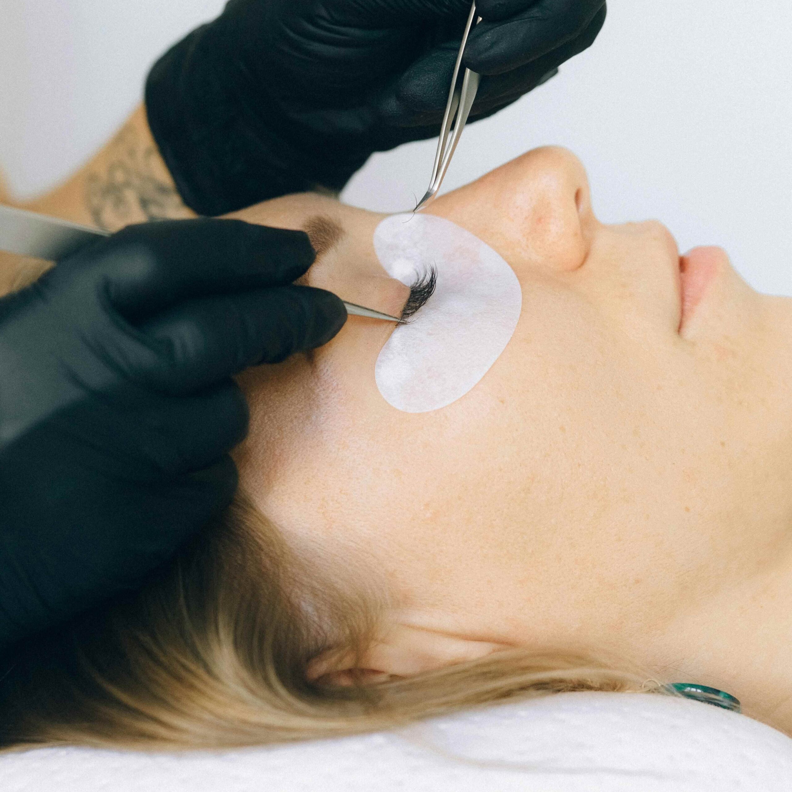 Volumen Lash Trainerin führt Wimpernverlängerung an Modell durch – praxisnahe Beauty Schulung für Basis, Volumen und Lash Lifting